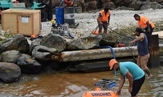 Ports Authority crew attend to the oil spillage at Avatiu harbour. Source - www.cookislandsnews.com