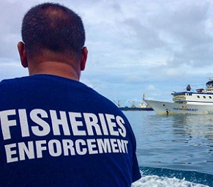 A fisheries officer in Majuro heads out to to inspect purse seine fishing vessels anchored in Majuro's lagoon. Photo: Francisco Blaha