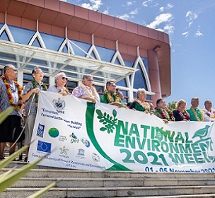 Cabinet Ministers and Employees of the M.N.R.E poses for a group photo. Photo: Anetone Sagaga