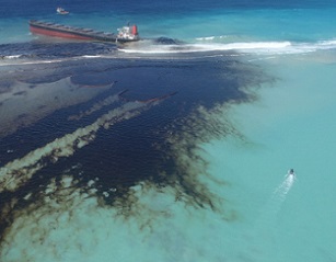 Oil spill Mauritius. credit - GreenPeace Africa