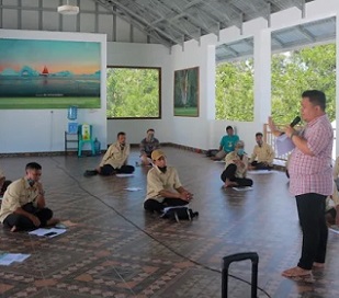 Indonesian nonprofit Alam Sehat Lestari conducts training to provide former loggers with financial support to grow their own sustainable businesses during the COVID-19 pandemic. Photo by: ASRI