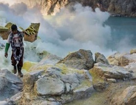 Sulphur mine in Ijen, Java, Indonesia. Both large‐scale industrial ore mining and local artisanal small-scale mineral extraction are major sources of pollution in Indigenous Peoples’ lands. Credit: Joan de la Malla