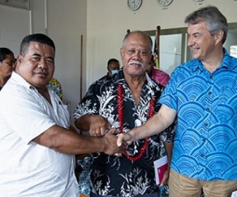 Rev. Liua Savaiinaea, Leaupepe F. Amosa and U.N.D.P's Resident Representative, Jorn Sorensen. Photo: Vaitogi A. Matafeo
