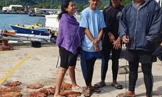 The group collected 20 taramea last week during the 'Ātui'anga ki te Tango senior programme with biologist Dr Teina Rongo. KŌRERO O TE 'ŌRAU 20071221/20071222/20071223