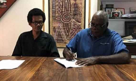 Chief Daniel Dam Atnelo, Chairman of the Erromango Cultural Association and VKS Director Richard Shing sign a cultural archives access agreement for the Netai en Namou Toc project on 23 March 2021. Credit - www.dailypost.vu 