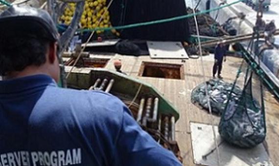 Hundreds of purse seine fishing vessels annually transship their catches of tuna to carrier vessels in Majuro lagoon for shipment to off-shore canneries. Photo: Giff Johnson