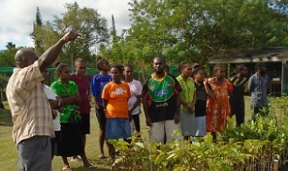 Ioan Viji, PACRES Officer facilitating a field session during the workshop. Credit - www.dailypost.vu 