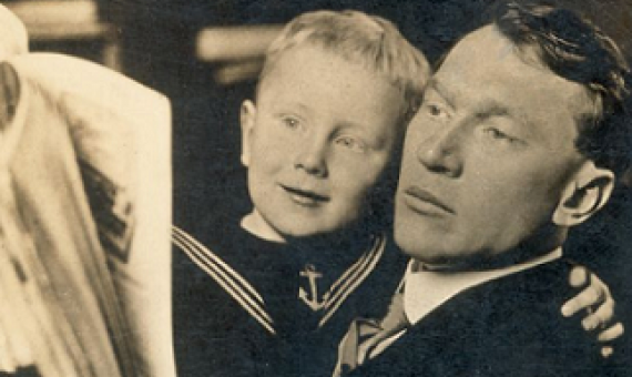 Poet Vachel Lindsay reads with one of his relatives. Credit: Granger Historical Picture Archive/Alamy