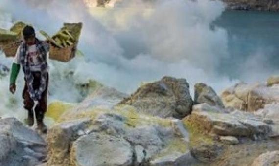 Sulphur mine in Ijen, Java, Indonesia. Both large‐scale industrial ore mining and local artisanal small-scale mineral extraction are major sources of pollution in Indigenous Peoples’ lands. Credit: Joan de la Malla