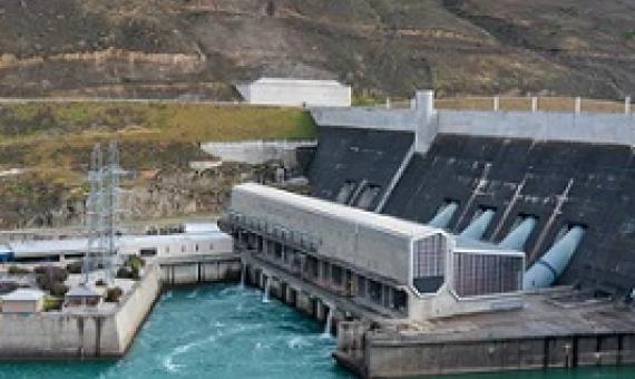 The Clyde Dam, fast-tracked as part of the Think Big policy in the 1970s but with long-lasting problems. www.shutterstock.com